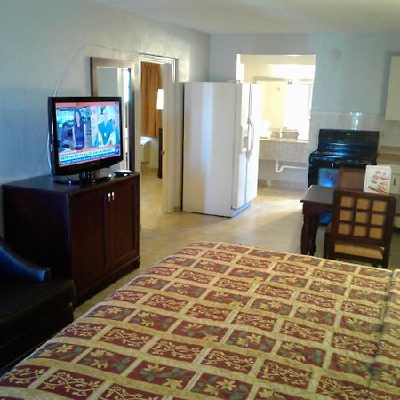 Express Inn & Suites - 5 Miles From St Petersburg Clearwater Airport מראה חיצוני תמונה