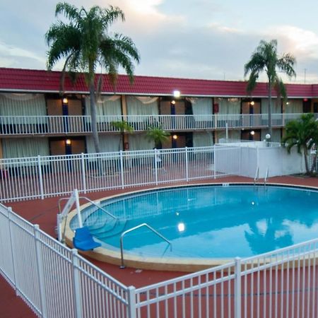 Express Inn & Suites - 5 Miles From St Petersburg Clearwater Airport מראה חיצוני תמונה