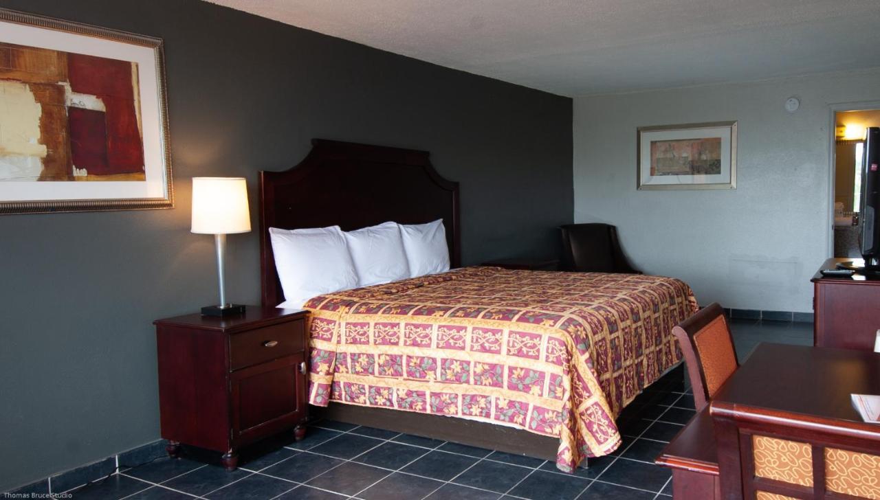 Express Inn & Suites - 5 Miles From St Petersburg Clearwater Airport מראה חיצוני תמונה