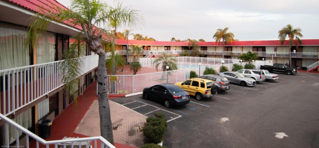 Express Inn & Suites - 5 Miles From St Petersburg Clearwater Airport מראה חיצוני תמונה