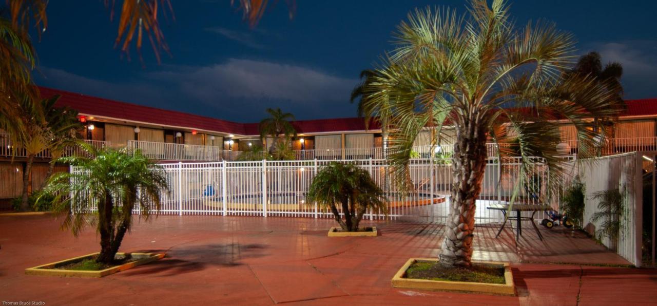 Express Inn & Suites - 5 Miles From St Petersburg Clearwater Airport מראה חיצוני תמונה