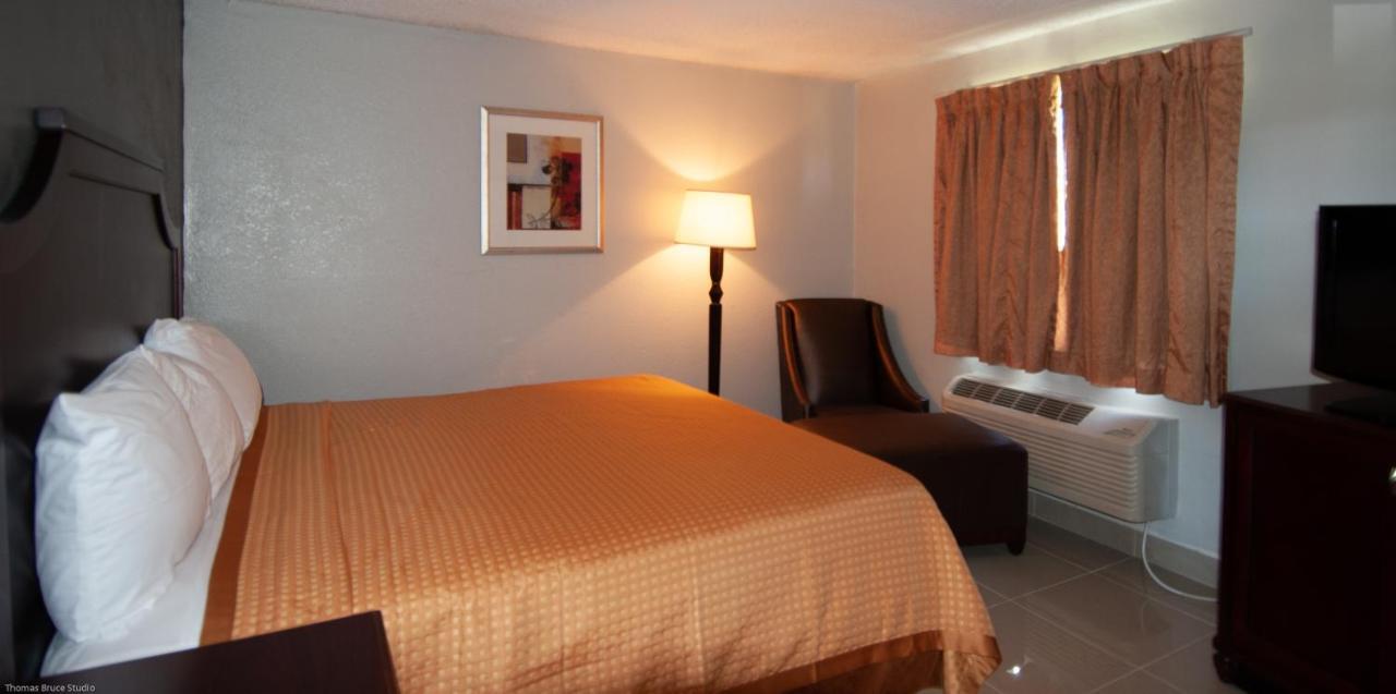 Express Inn & Suites - 5 Miles From St Petersburg Clearwater Airport מראה חיצוני תמונה