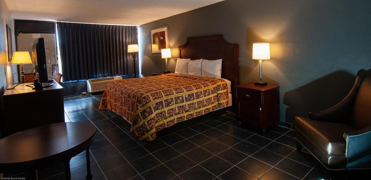 Express Inn & Suites - 5 Miles From St Petersburg Clearwater Airport מראה חיצוני תמונה