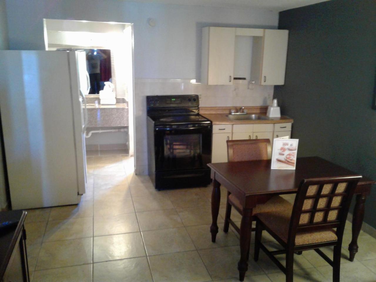 Express Inn & Suites - 5 Miles From St Petersburg Clearwater Airport מראה חיצוני תמונה