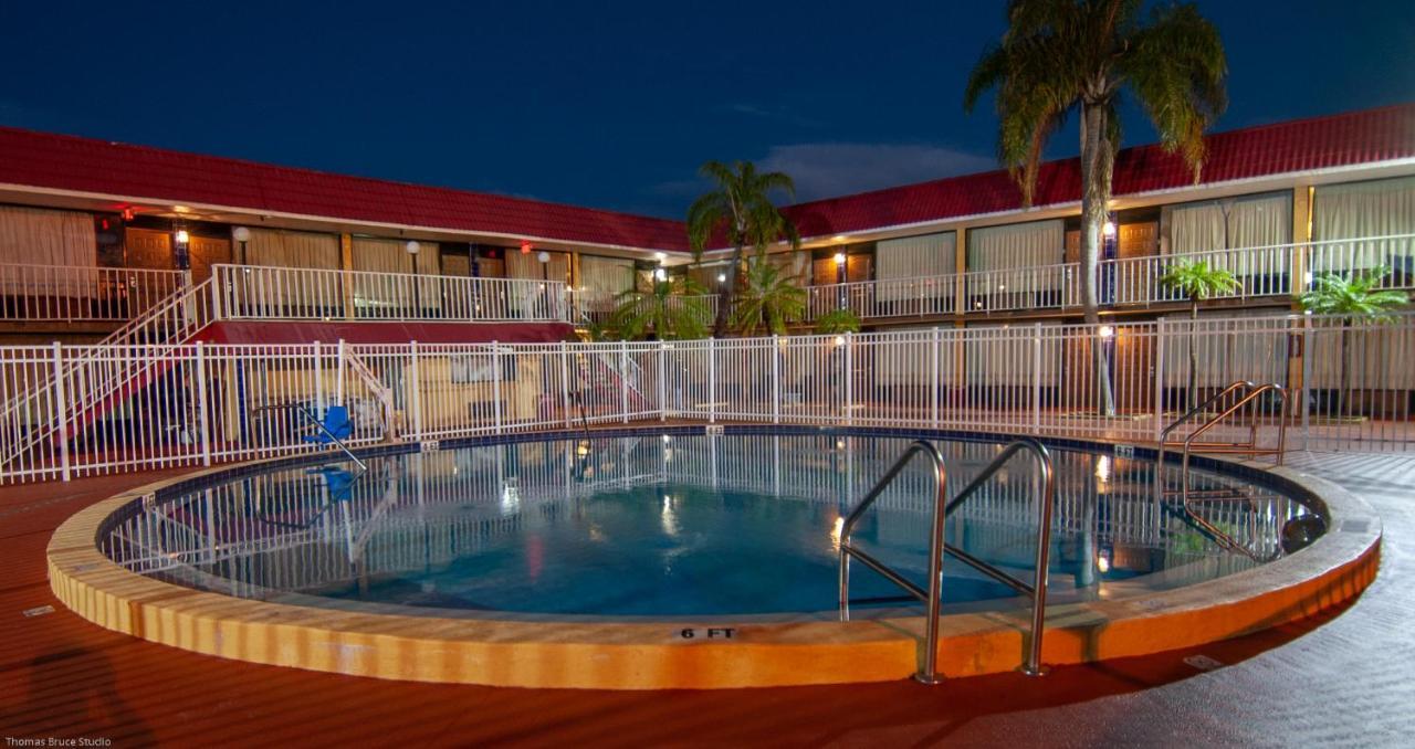 Express Inn & Suites - 5 Miles From St Petersburg Clearwater Airport מראה חיצוני תמונה