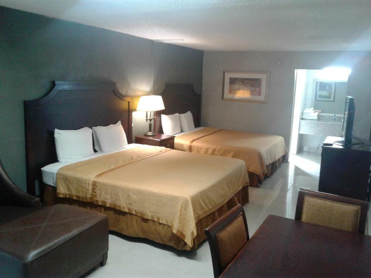 Express Inn & Suites - 5 Miles From St Petersburg Clearwater Airport מראה חיצוני תמונה