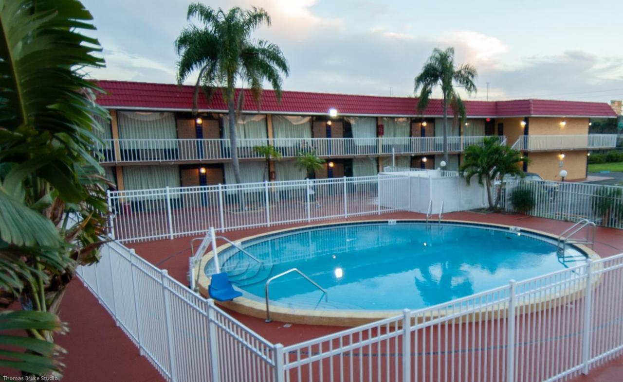 Express Inn & Suites - 5 Miles From St Petersburg Clearwater Airport מראה חיצוני תמונה